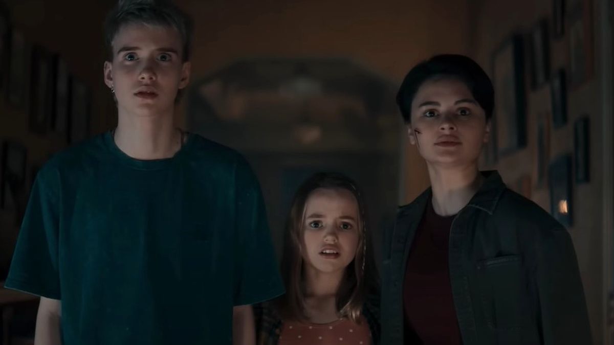 El director de Evil Dead Rise, Lee Cronin, dice que el momento del rallador de queso es solo el comienzo: «Definitivamente no me estoy conteniendo»