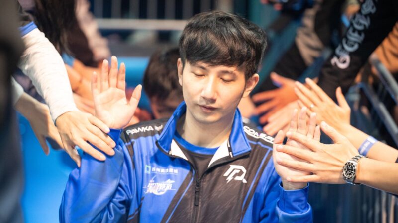 Azure Ray sustituye a tres de sus jugadores legendarios