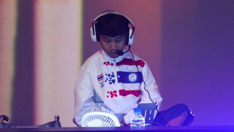 El profesional tailandés de la MLBB en los ASEAN PARA Games juega con los pies