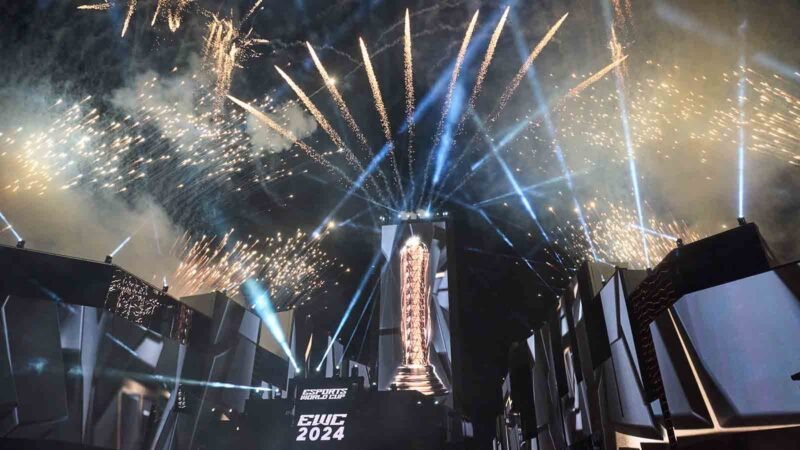 Trofeo de la Copa Mundial de Esports inspirado en dos equipos de juego favoritos