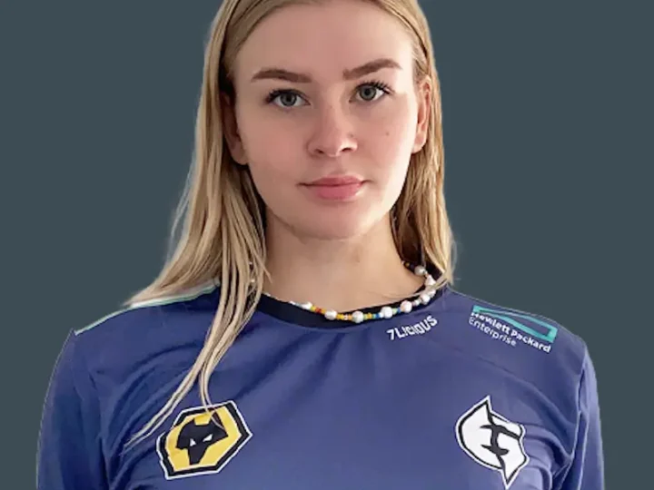 CS2-Profi 7licious wird mit Bild ihres Nebenjobs viral – Die Realität im Frauensport-Esport