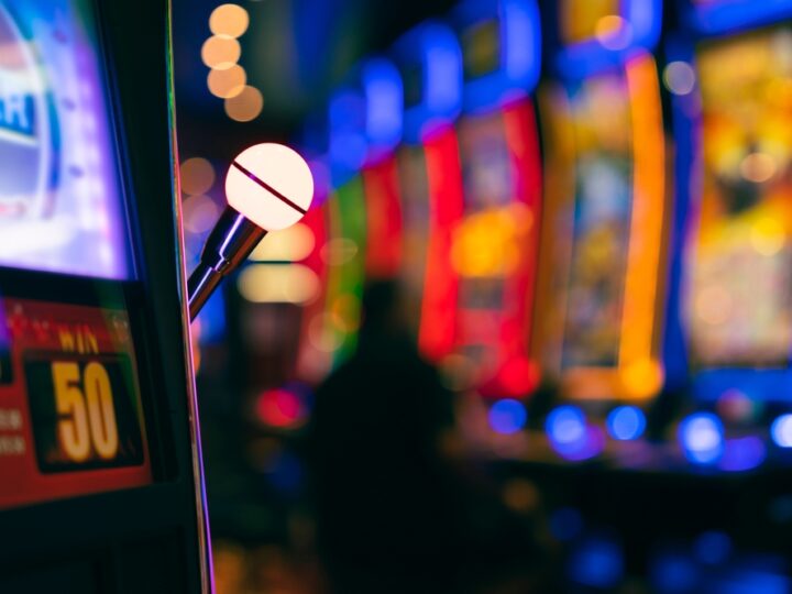 Lo que las tragamonedas gratuitas enseñan que las de dinero real no pueden