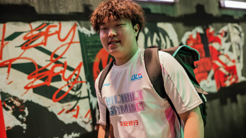 LPL: El toplaner de BLG, Bin, recibe una multa de 22.000 dólares por excesivos saludos de fans.