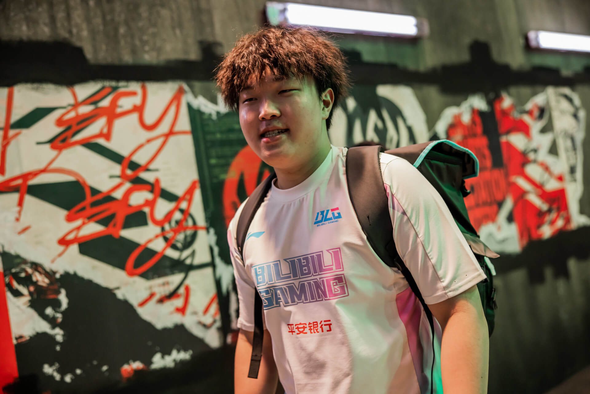 LPL: El toplaner de BLG, Bin, recibe una multa de 22.000 dólares por excesivos saludos de fans.