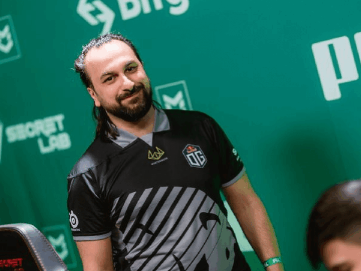 Monte-Coach Kakafu von Valve erhält letzte Abmahnung wegen Gefühlsausbrüche am Spielfeldrand.