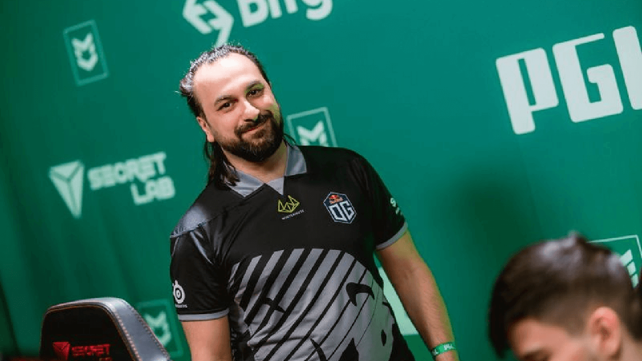 Monte-Coach Kakafu von Valve erhält letzte Abmahnung wegen Gefühlsausbrüche am Spielfeldrand.